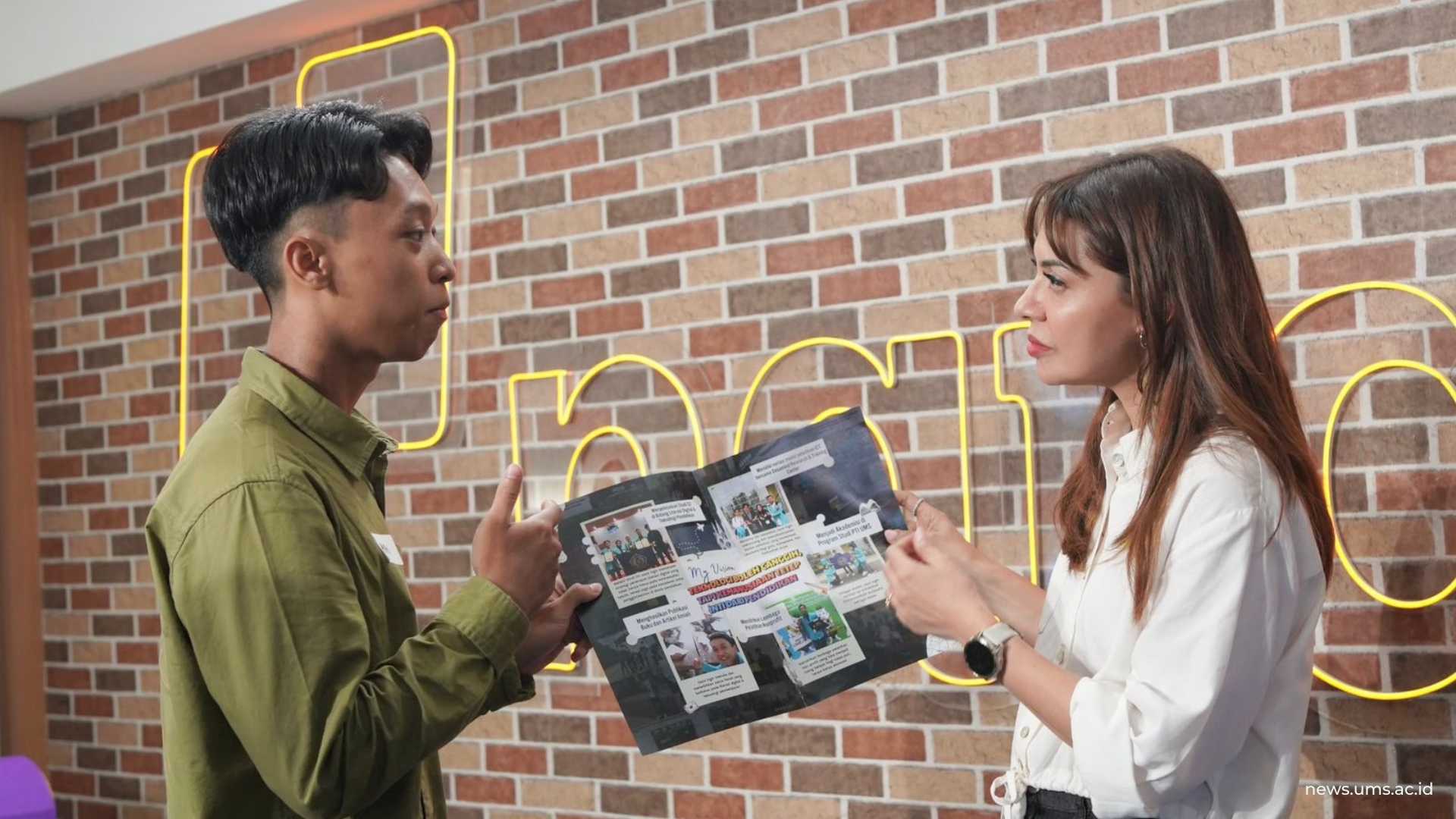 Alumni UMS, Ari Septian, S.Pd Menyampaikan Vision Board 5 Tahun kedepan kepada Najwa Shihab di Kantor Narasi, Jakarta