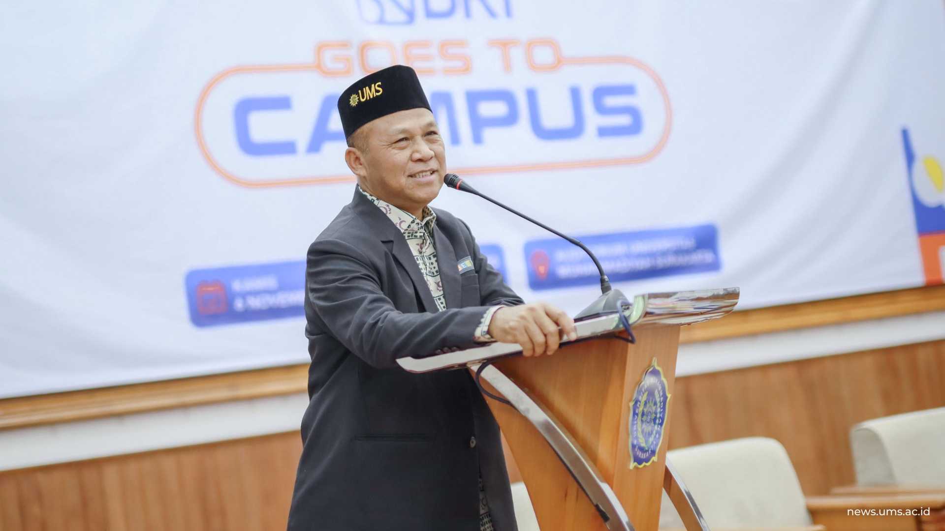 Dekan FKIP UMS, Prof. Dr. Anam Sutopo, S.Pd., M.Hum., memberikan sambutan pada kegiatan BRI Goes to Campus di Auditorium Moh. Djazman, Kamis (6/11).