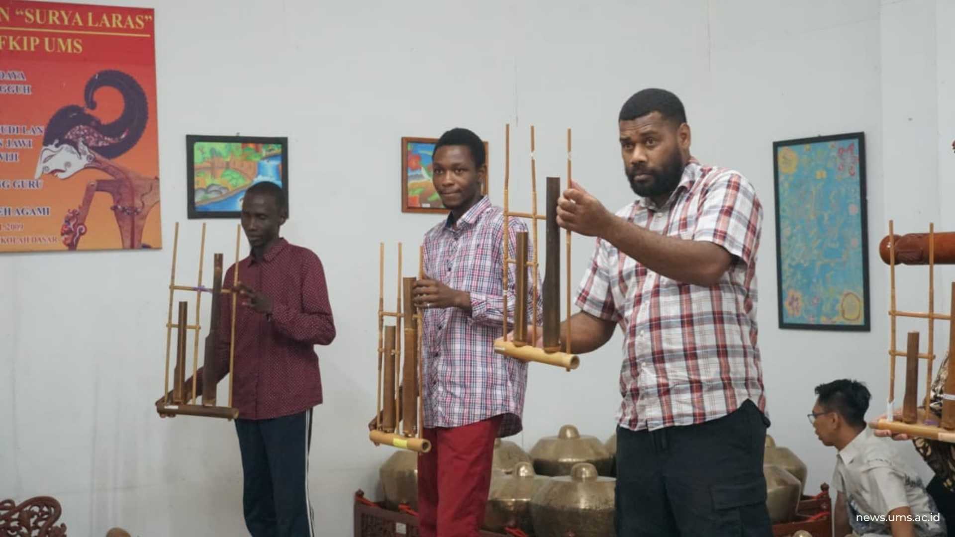 Pengenalan alat musik Angklung kepada mahasiswa internasional UMS