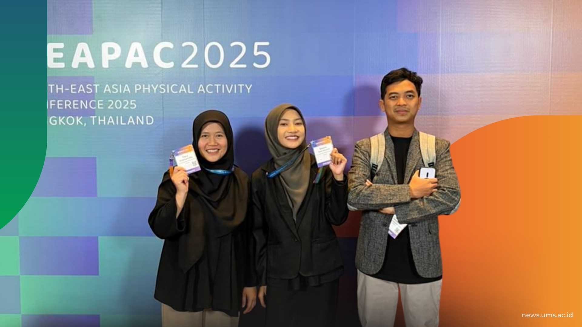 Sherin Nada Salsabila (tengah) bersama dengan dosen pembimbingnya