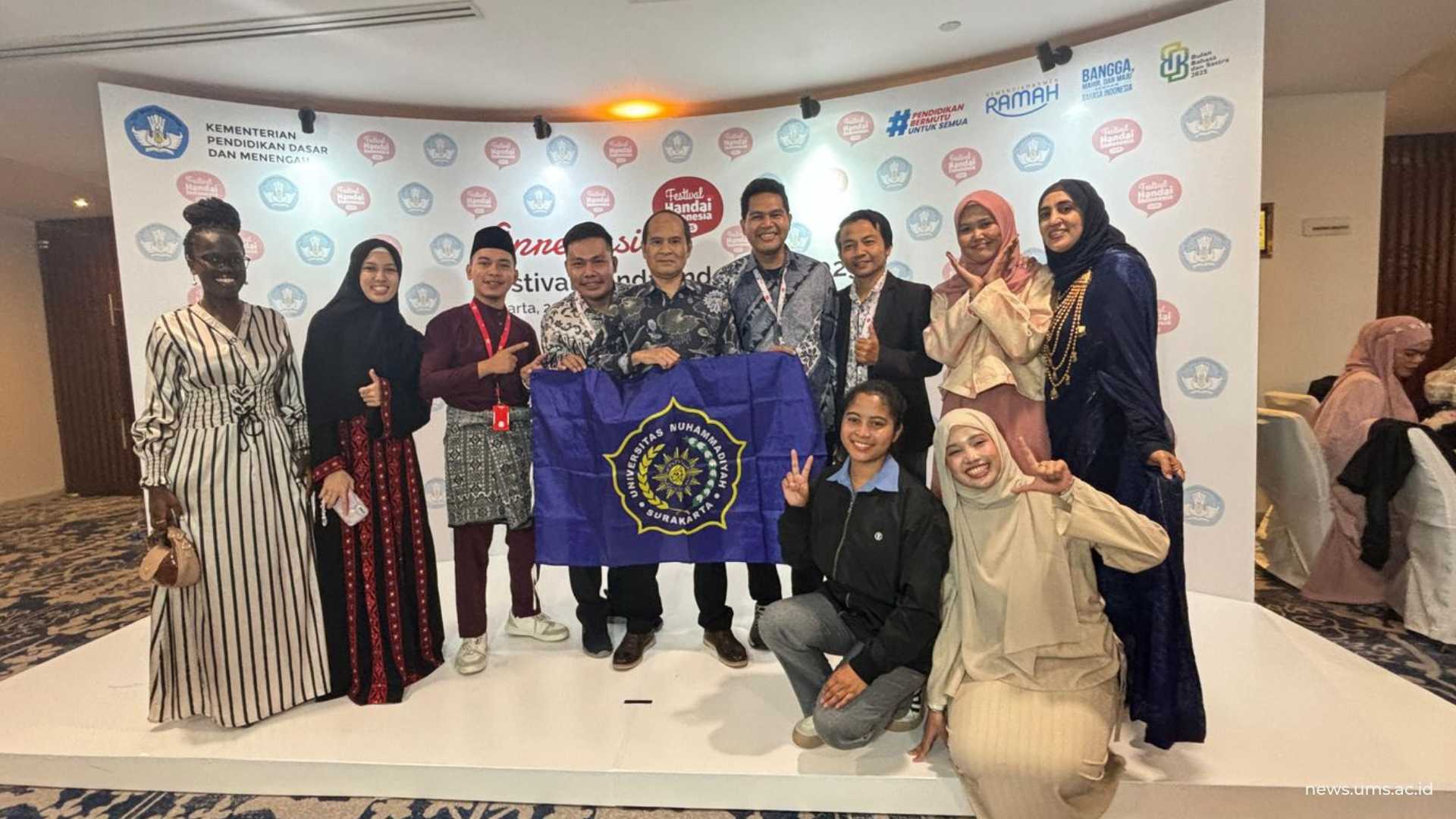 Mahasiswa internasional dari UMS saat mengikuti Festival Handai Indonesia 2025