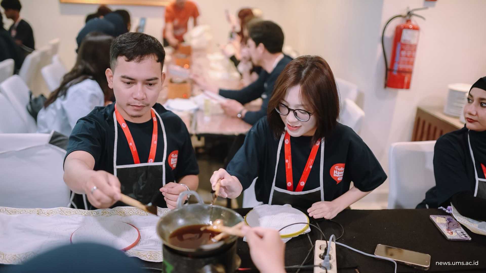 Abdulrohim E-sor (kiri) saat mengikuti kegiatan membatik di Festival Handai Indonesia 2025