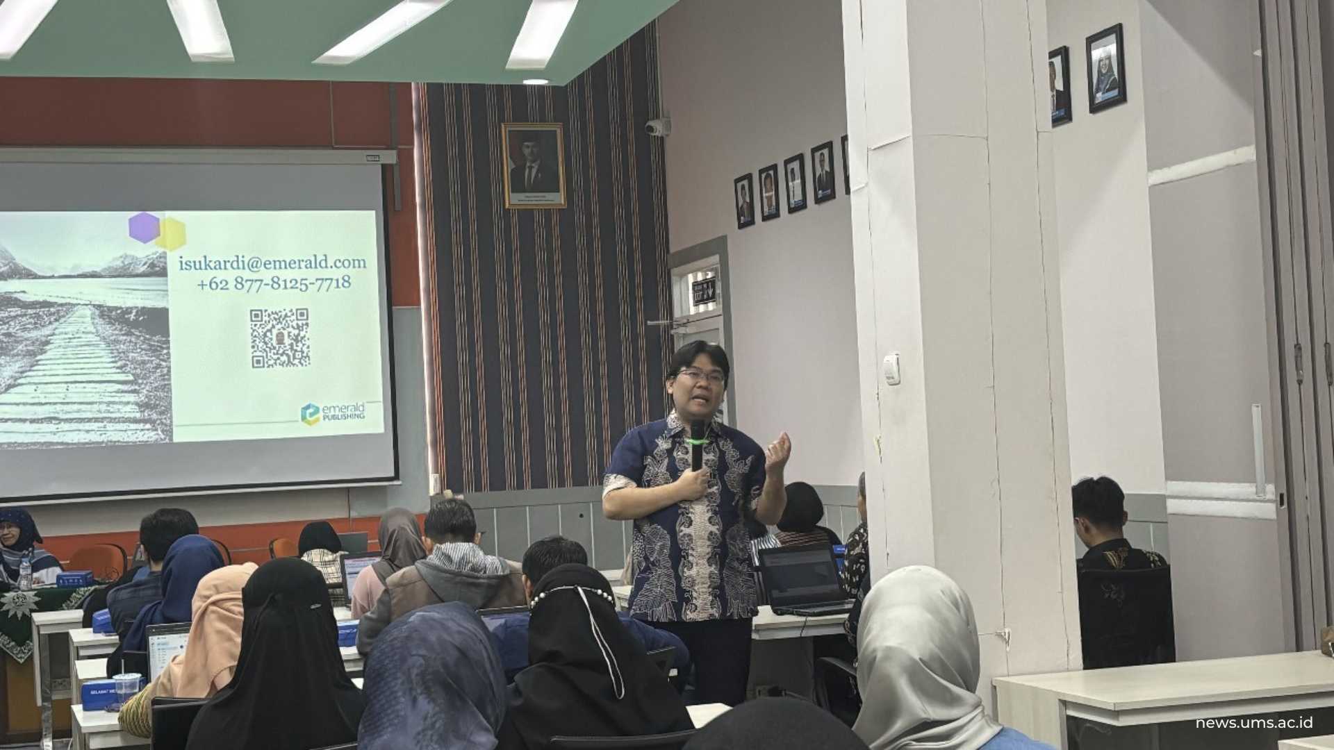 Pemaparan materi oleh Irwan Sukardi, selaku Business Manager for Emerald Publishing for Indonesian Market
