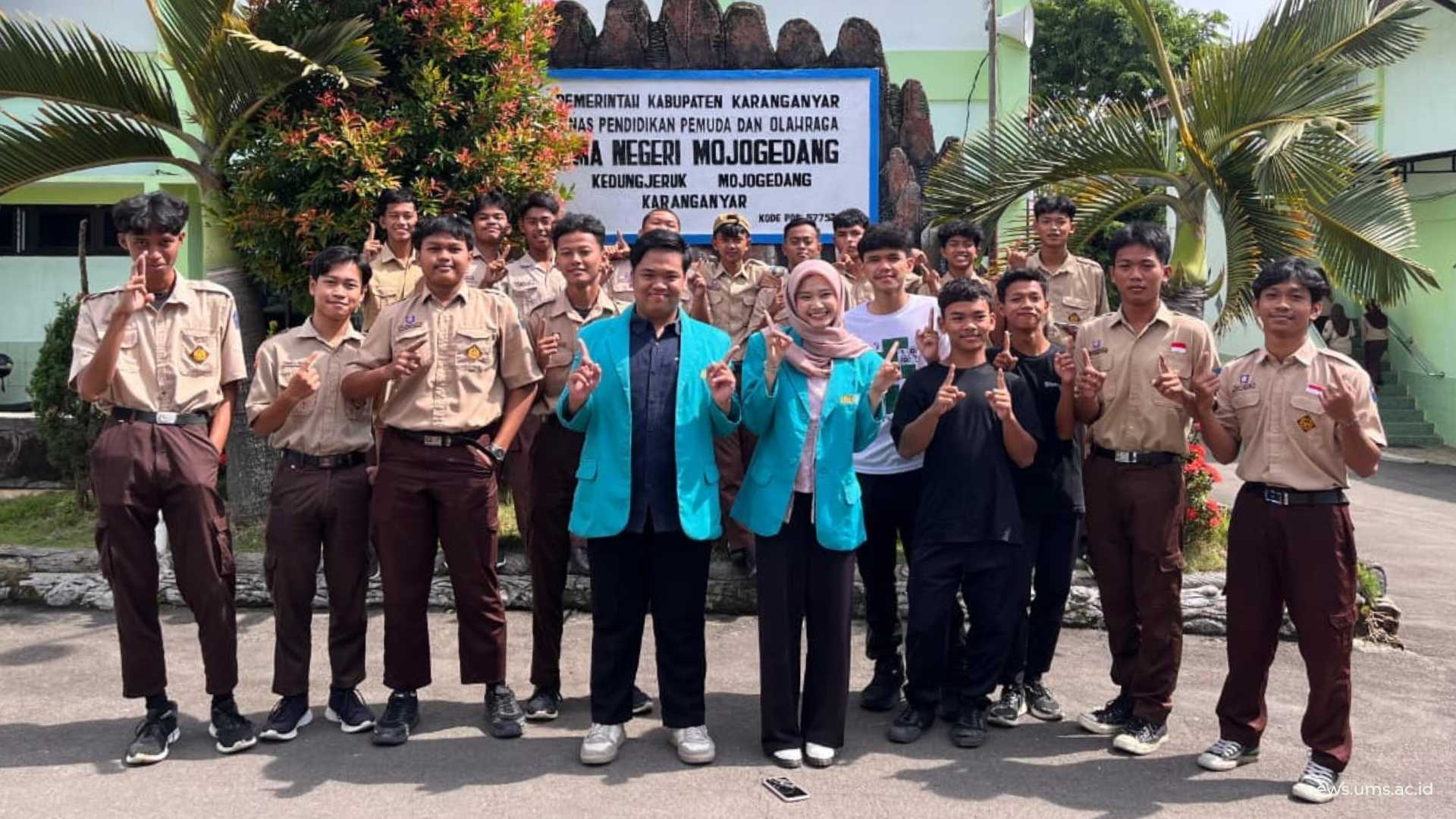 Foto bersama Mahasiswa UMS dengan Siswa Kelas 12