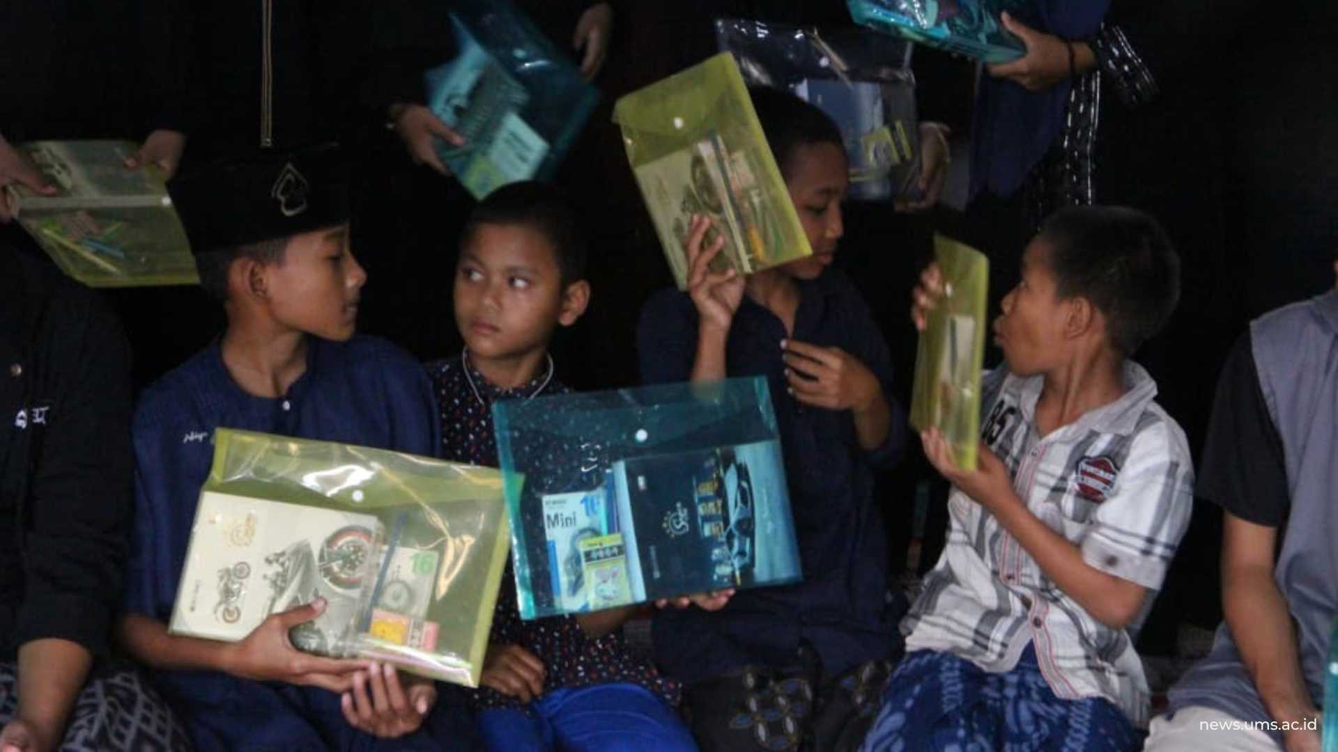 Pemberian santunan atau paket belajar kepada anak-anak panti