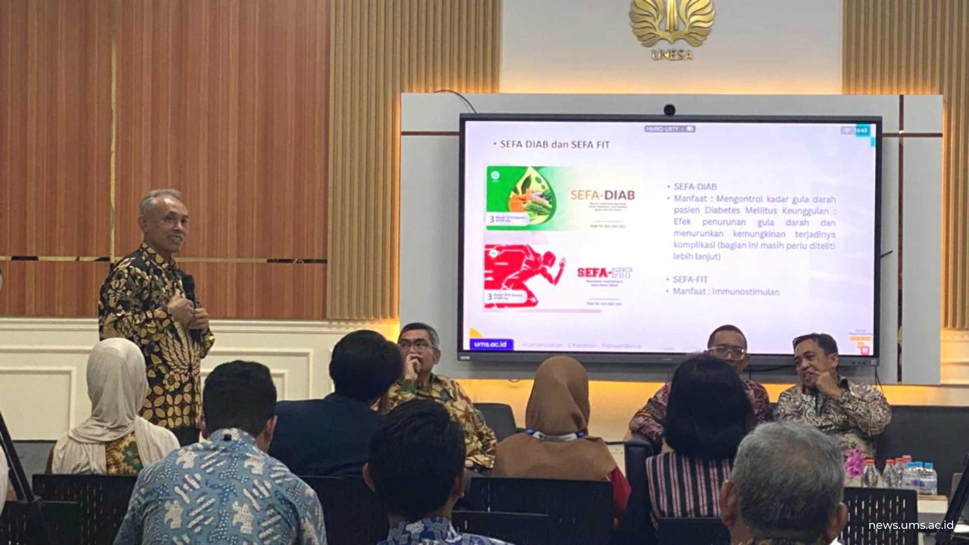Rektor UMS, Prof. Harun Joko Prayitno, M.Hum, menyampaikan materi bertema “Solusi untuk Kesehatan dan Pangan” melalui presentasi berjudul PBB – Perguruan Tinggi Berdampak–Berkelanjutan (Obat & Pangan) pada, Senin (21/11) kemarin.