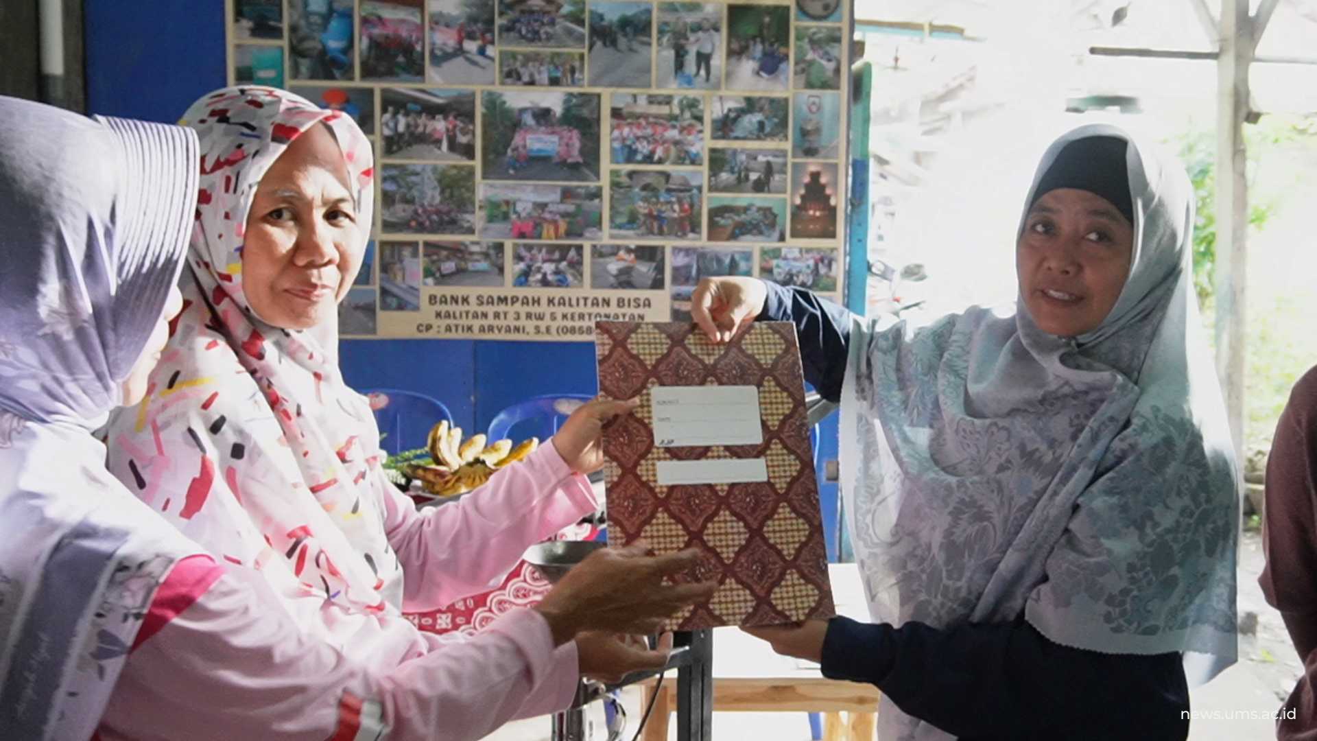 Suasana serah terima program Pengabdian Masyarakat Penerapan Business Sustainability pada Bank Sampah Kalitan Bisa, Kartasura, Kamis (13/11).