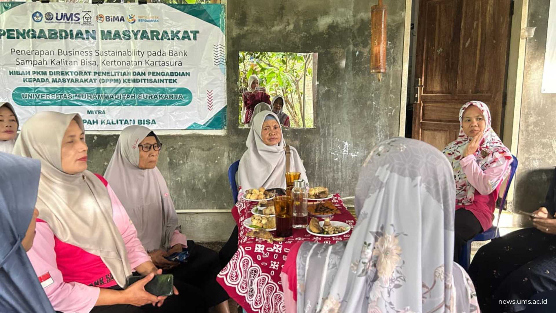 Suasana Pengabdian Masyarakat Penerapan Business Sustainability pada Bank Sampah Kalitan Bisa, Kertonatan Kartasura. Kegiatan ini merupakan bagian dari Hibah PKM Direktorat Penelitian dan Pengabdian UMS, Kamis (13/11).