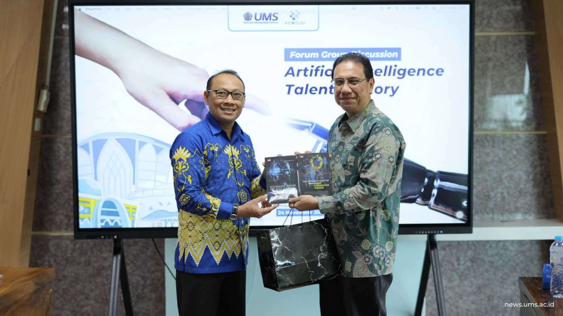 Penyerahan kenang kenangan dalam kegiatan FGD bertema “Artificial Intelligence Talent Factory” pada Senin (24/11) di Ruang Rapat BPH Gedung Induk Siti Walidah.