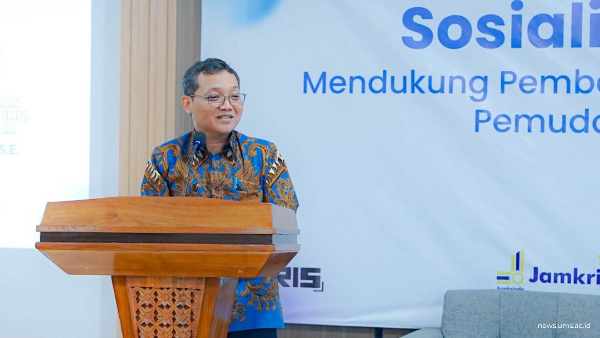 Sambutan Deputi Koordinator Pengelolaan dan Pengembangan Usaha Badan Usaha Milik Negara, Kemenko Perekonomian, Dr. Ferry Irawan, S.E., M.S.E dalam agenda Sosialisasi Jasa Keuangan Syariah, Selasa (18/11) bertepmat di Edutorium UMS