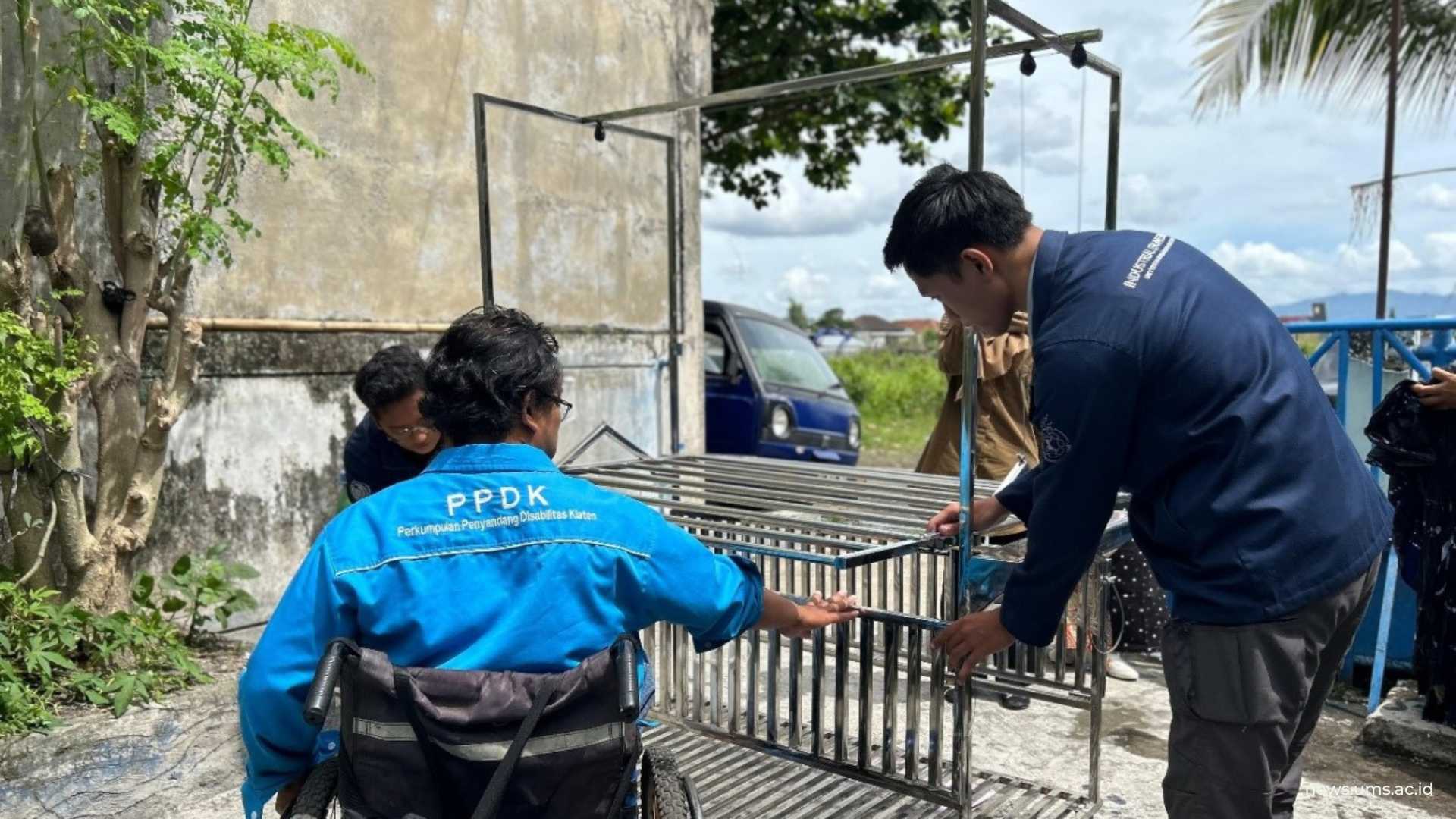 Alat Jemur berbasis katrol yang memudahkan pengrajin menaikkan dan menurunkan kain tanpa membutuhkan kekuatan fisik berlebih, sehingga lebih inklusif bagi pengrajin dengan mobilitas terbatas