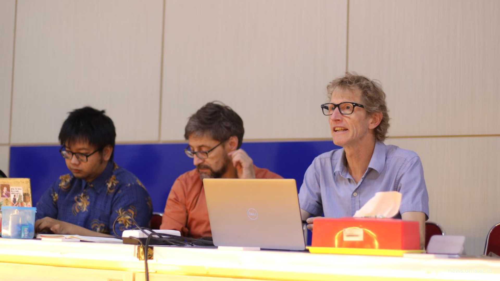 Professor Johannes Hamhaber (tengah) dan Günther Straub (kanan) dari TH Köln tengah memaparkan sejarah TH Köln dan Erasmus Plus. (Foto: Luqman Hakim)
