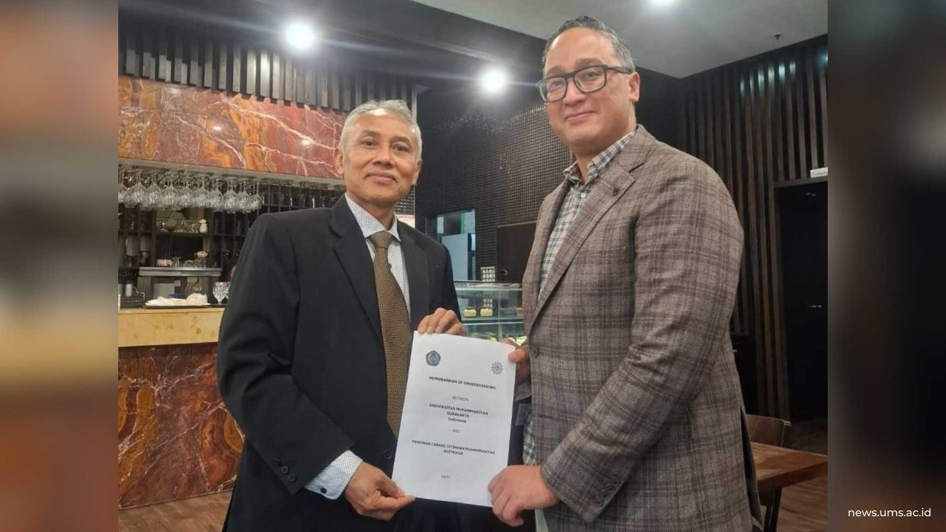 Penandatanganan MoU Rektor UMS, Prof. Dr. Harun Joko Prayitno, M.Hum dengan Pimpinan Cabang Istimewa Muhammadiyah Australia, Hamim Jufri