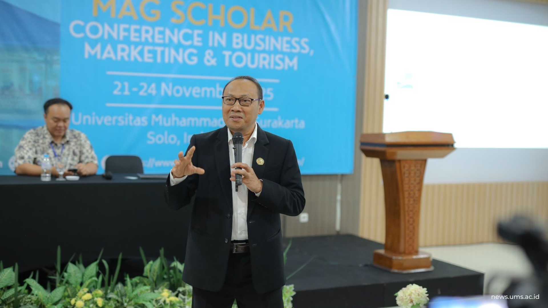 Wakil Rektor I UMS Prof. Ihwan Susila, S.E., M.Si., Ph.D. saat memaparkan penelitiannya seputar agrowisata berkelanjutan dalam Marketing in Asia Group Scholar Conference 2025, di Edutorium KH Ahmad Dahlan, 22 November 2025. Foto: Luqman Hakim