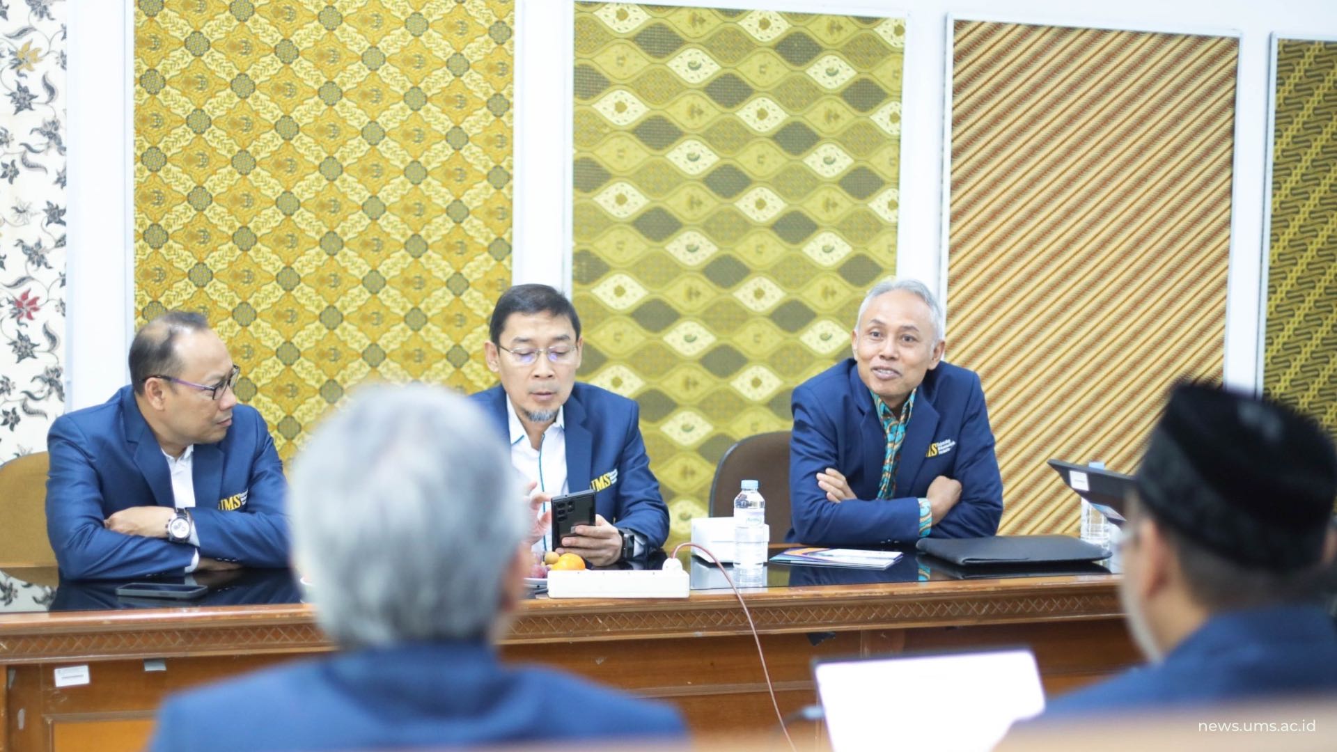 (paling kanan) Rektor, Prof. Dr. Harun Joko Prayitno, M.Hum (tengah) Wakil Rektor V Prof. Supriyono, S.T., M.T., Ph.D. (paling kiri) Wakil Rektor I Prof. Ihwan Susila, S.E., M.Si., Ph.D., saat Audit Surveilance II ISO 21001:2018 di Ruang Seminar lt 7 Gedung Induk Siti Walidah