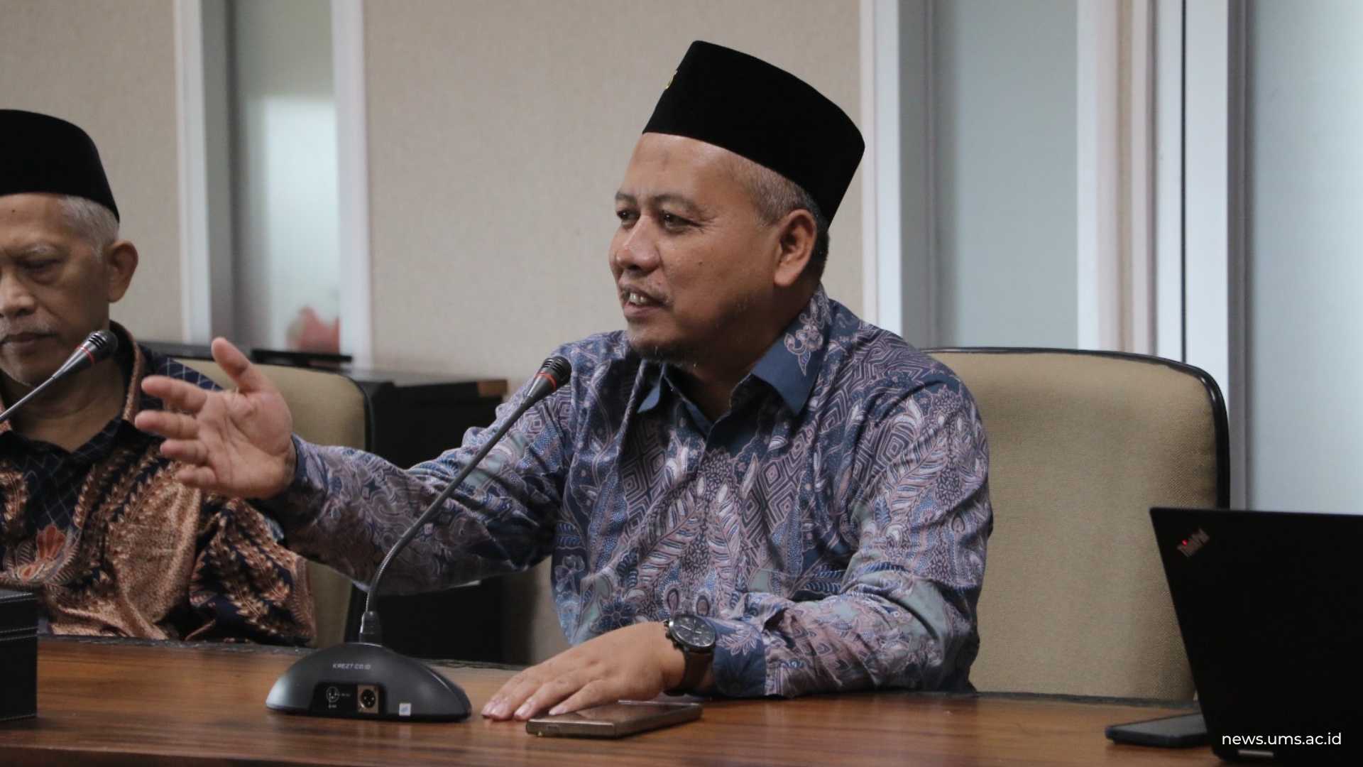 Wakil Rektor II UMS, Prof. Dr. Muhammad Da’i, S.Si., M.Si., Apt., menyampaikan ucapan selamat datang sekaligus menegaskan komitmen UMS saat menerima kunjungan peserta Leadership Training bagi Pimpinan Perguruan Tinggi Muhammadiyah ‘Aisyiyah (PTMA) Angkatan XI pada Sabtu (22/11), bertempat di Ruang Sidang BPH Gedung Induk Siti Walidah UMS.