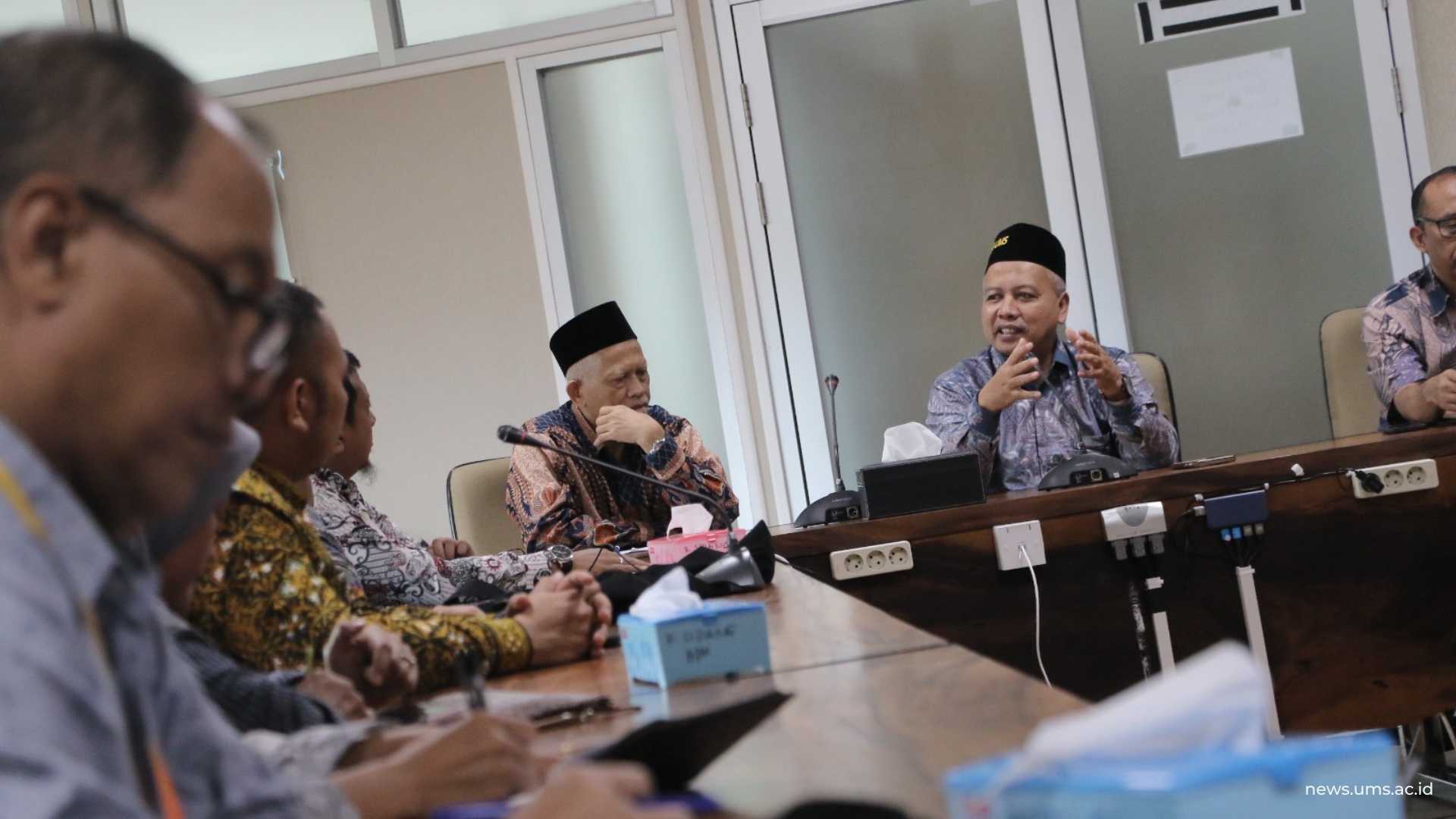 Wakil Rektor II UMS, Prof. Dr. Muhammad Da’i, S.Si., M.Si., Apt., menyampaikan ucapan selamat datang sekaligus menegaskan komitmen UMS saat menerima kunjungan peserta Leadership Training bagi Pimpinan Perguruan Tinggi Muhammadiyah ‘Aisyiyah (PTMA) Angkatan XI pada Sabtu (22/11), bertempat di Ruang Sidang BPH Gedung Induk Siti Walidah UMS.