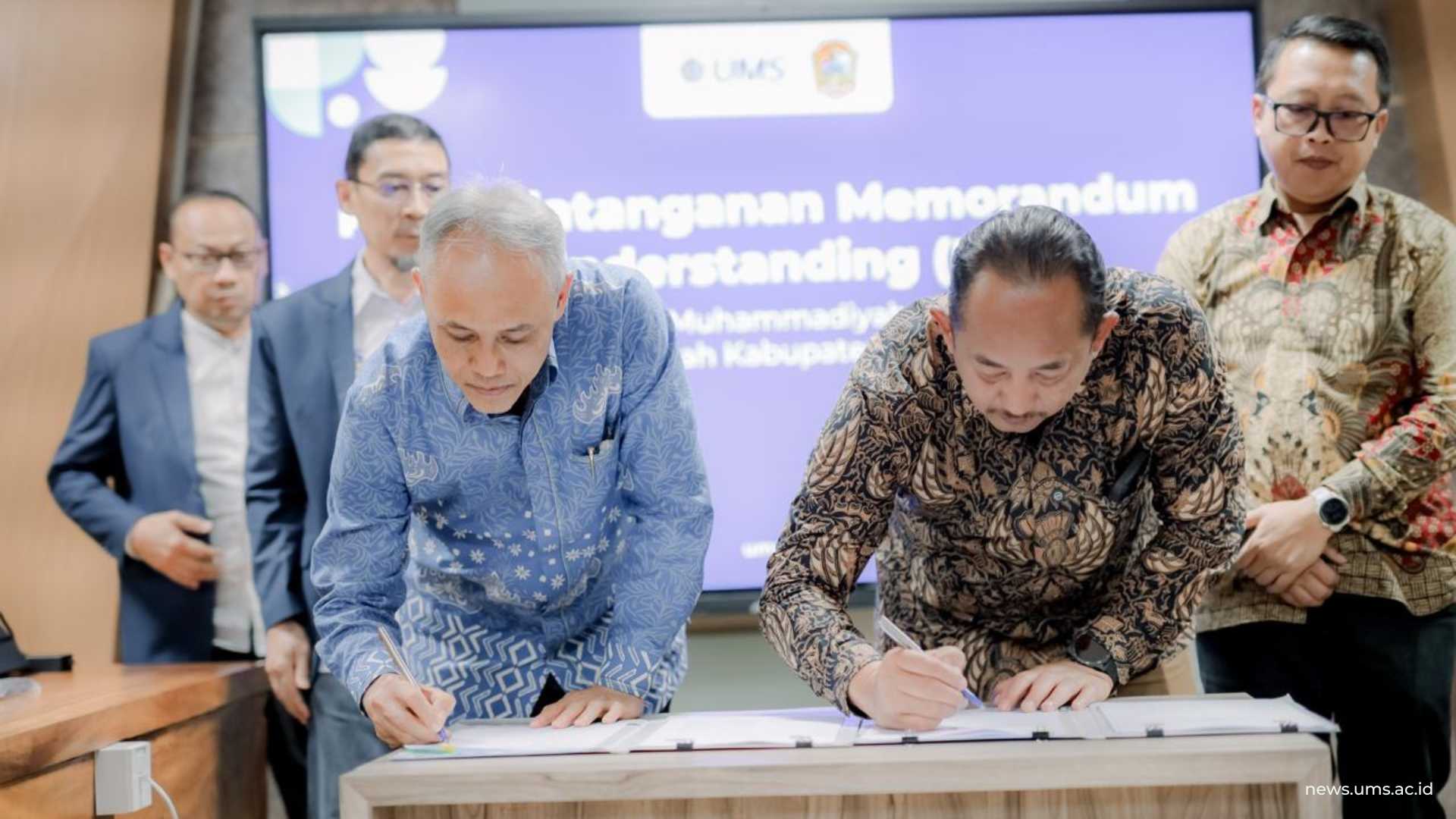 Penandatangan nota kesepahaman antara Universitas Muhammadiyah Surakarta oleh Rektro UMS Prof. Dr. Harun Joko Prayitno (kiri) dengan Pemerintah Kabupaten Karanganyar oleh Bupati Karanganyar, Rober Christanto, S.E., M.M. (kanan)