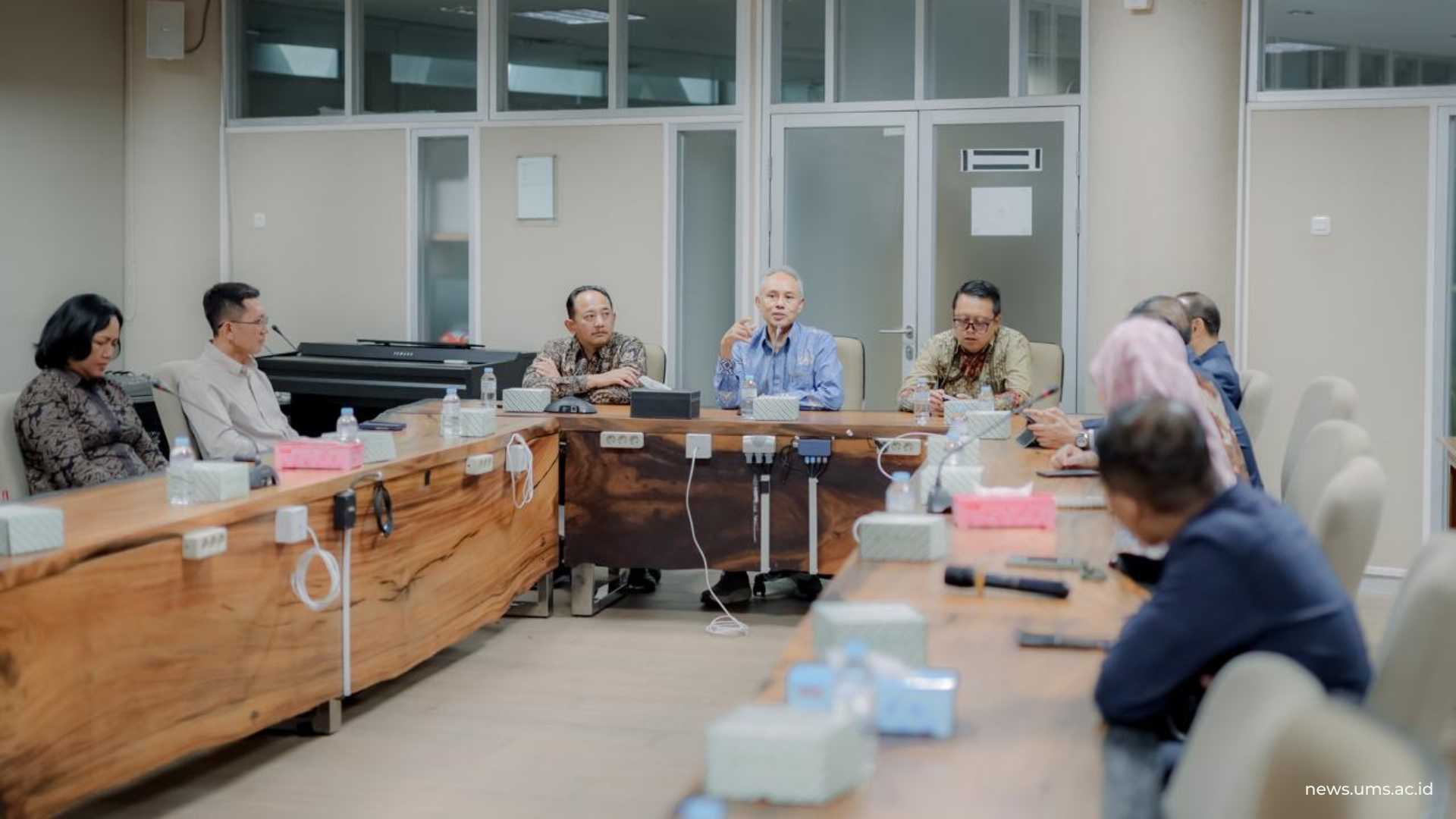 Rektor UMS Prof. Dr Harun Joko Prayitno, M.Hum. (tengah) saat memberikan sambutan bersama dengan Bupati Karanganyar (kiri) dan Wakil Bupati Karanganyar (kanan)