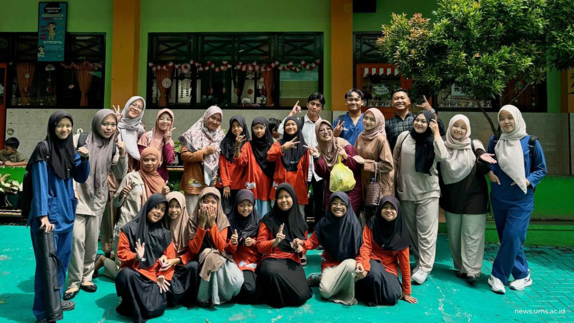 Foto bersama mahasiswa Fisioterapi UMS di SD Muhammadiyah 16 Karangasem