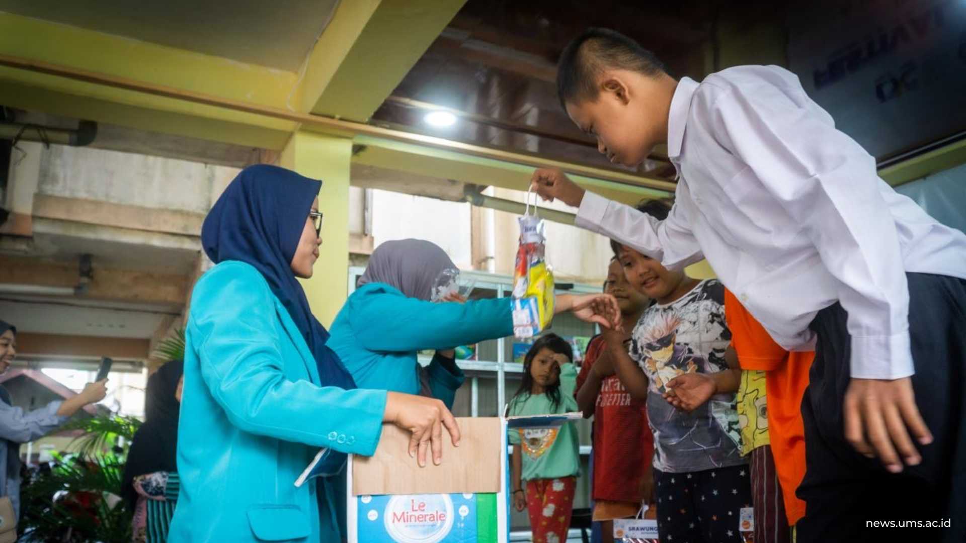 Pembagian hadiah kepada peserta pentas