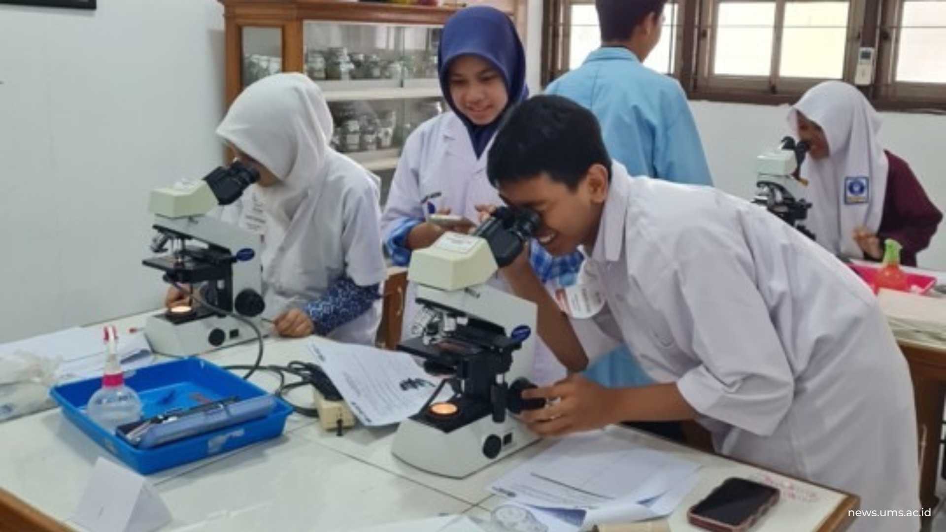 Siswa SMA peserta FLE seri kelima dengan tema “The Bloody Truth: Animal Physiology Unleashed"