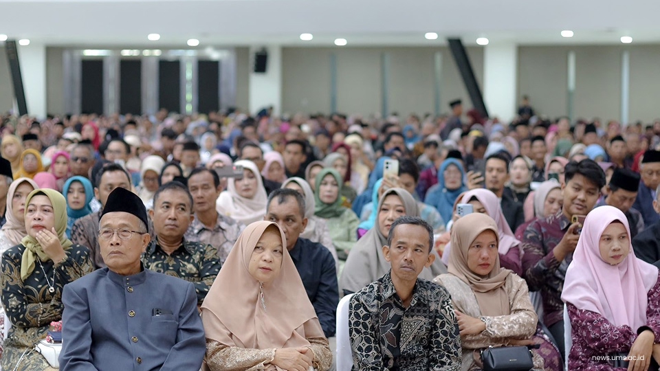 Orangtua Wisudawan di Gedung Edutorium KH Ahmad Dahlan UMS