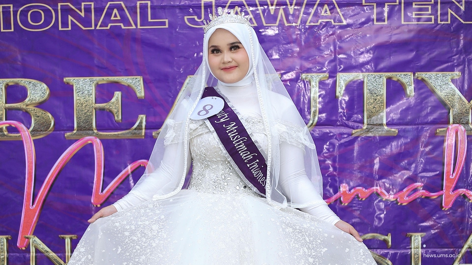 Nabila Jaiza Mawarni, Mahasiswi Keperawatan FIK UMS, berhasil menorehkan prestasi membanggakan dengan lolos sebagai top 8 Beauty Muslimah Indonesia Regional Jawa Tengah 2025 sekaligus meraih golden tiket karantina nasional di Bandung.