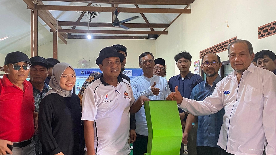 Pemberian Alat kepada Warga Desa Mulur