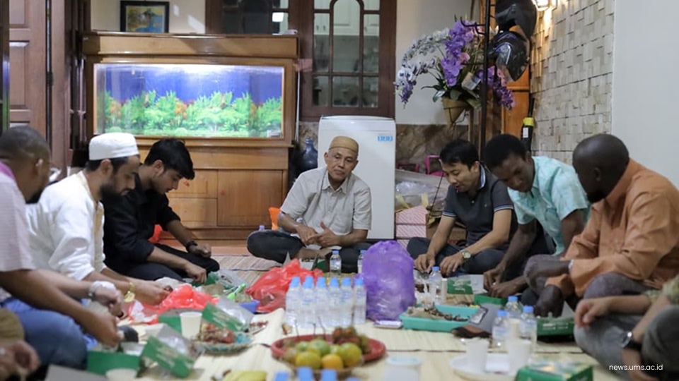 Jamuan berlangsung hangat dan ramah. Rektor UMS, Prof. Dr. Harun Joko Prayitno, M.Hum., ia menyampaikan rasa syukur atas kesempatan berkumpul bersama para mahasiswa internasional.