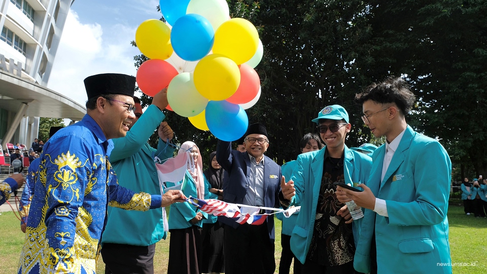 Pelepasan Mahasiswa KKN Dik secara Simbolis dengan Pelepasan Balon