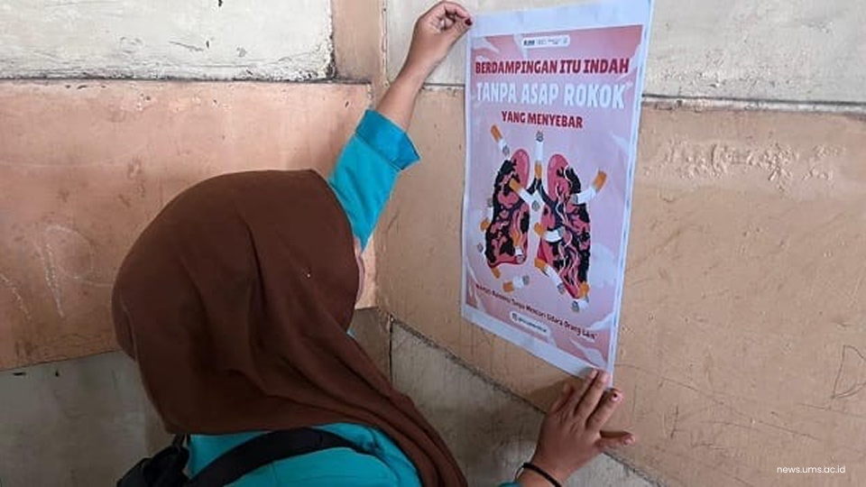 Penempelan Poster Mengenai Himbauan Bahaya Asap Rokok