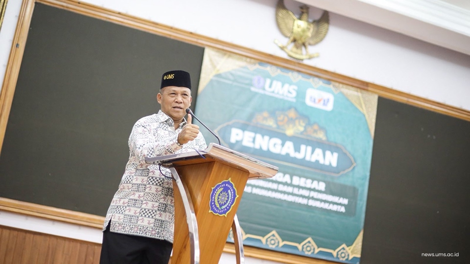 Sambutan oleh Dekan FKIP UMS, Prof. Dr. Anam Sutopo, M.Hum.