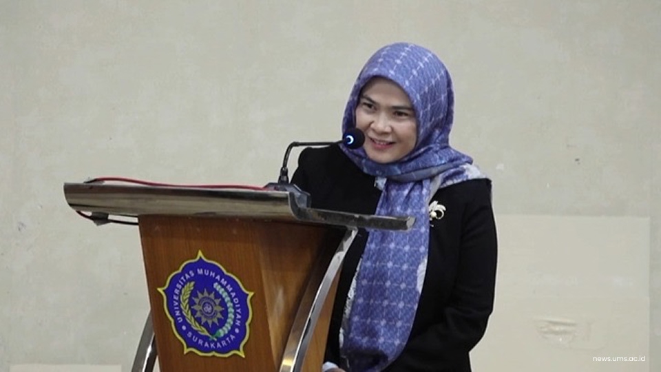 Dekan FAI UHAMKA Dr. Ai Fatimah Nur Fuad, MA., Ph.D., yang hadir menyaksikan kedua dosennya mengikuti sidang terbuka promosi doktor