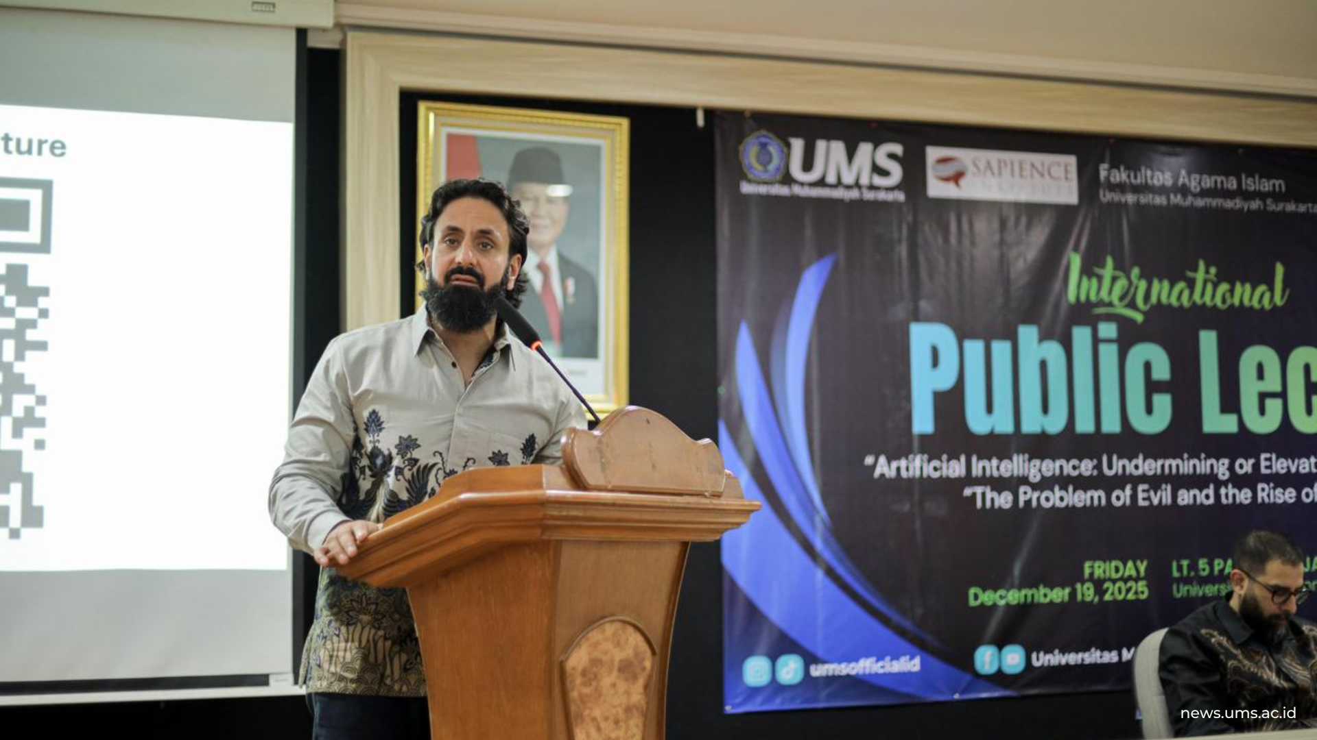 Pendiri Sapience Institute Sheikh Hamza Andreas Tzortzis saat memberikan materi kuliah umum di Ruang Seminar Pascasarjana UMS, 19 Desember 2025.