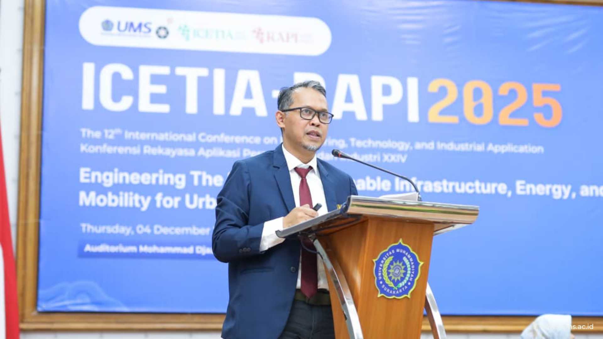 Keynote Speaker Fajar Suryawan, Ph.D Menyampaikan Materi Dalam ICETIA-RAPI 2025