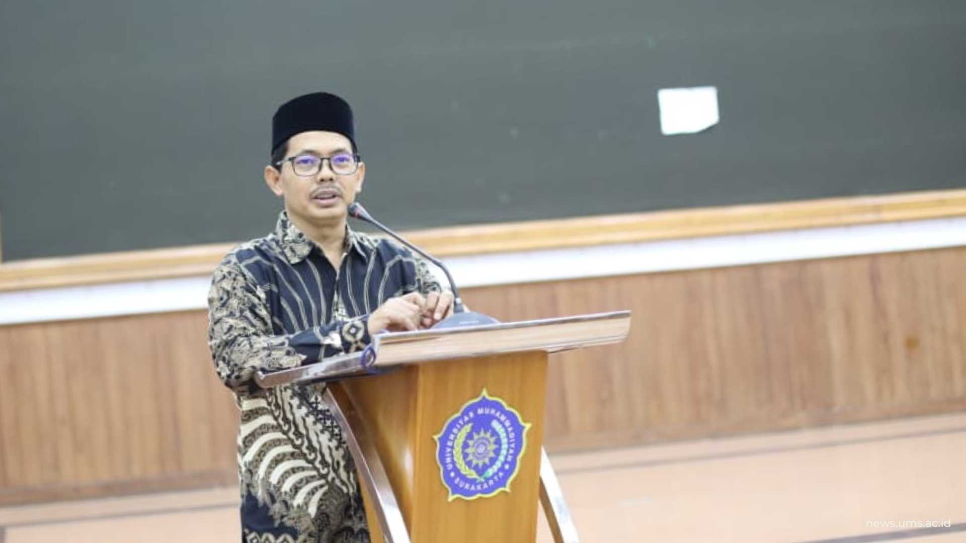 Wakil Rektor III UMS Dr. Mutohharun Jinan, M.Ag., Memberikan Pengarahan