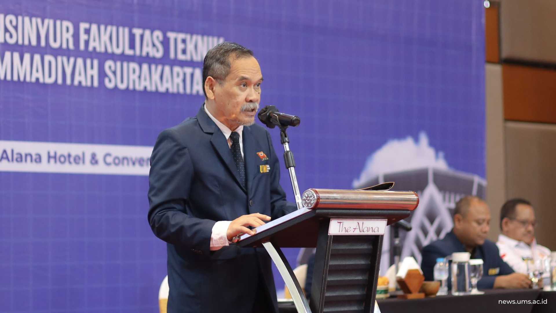 Ketua Program Studi Program Profesi Insinyur (PPI) UMS Ir. Agung Setyo Darmawan, S.T., M.T., IPU. saat memberikan sambutan dalam Sumpah Profesi Insinyur Angkatan IX di Arcadia Ballroom, Hotel Alana, 13 Desember 2025. Foto: Luqman Hakim