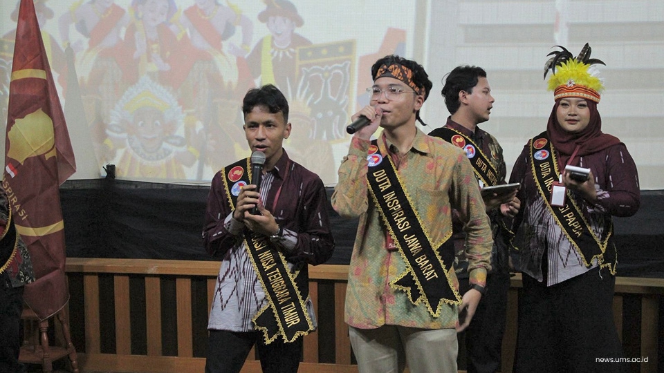 Mahasiswa FEB UMS (kiri) Syaban saat Presentasi pada ajang Duta Inspirasi Indonesia sebagai fasilitator
