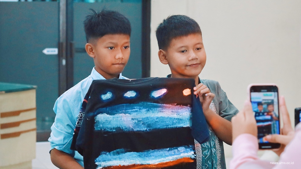 Hasil lukisan di atas baju bekas yang dilakukan oleh anak panti asuhan