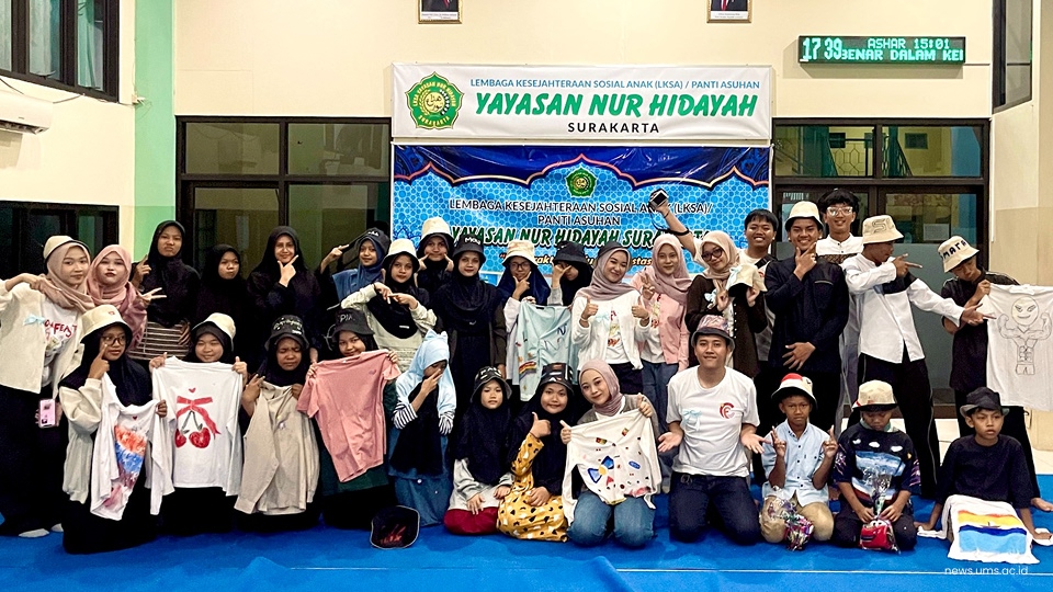 Mahasiswa Ilkom UMS Salurkan Donasi Pakaian Layak Pakai dan Gelar Aksi Kreatif lewat Kampanye “Reduce, Reuse, Reclamby”