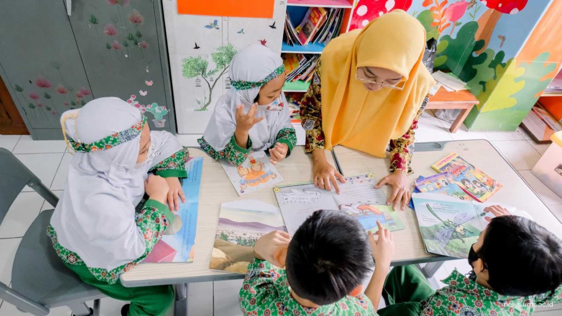 Mahasiswi PGSD UMS bersama dengan siswa SD. (Foto: Humas)