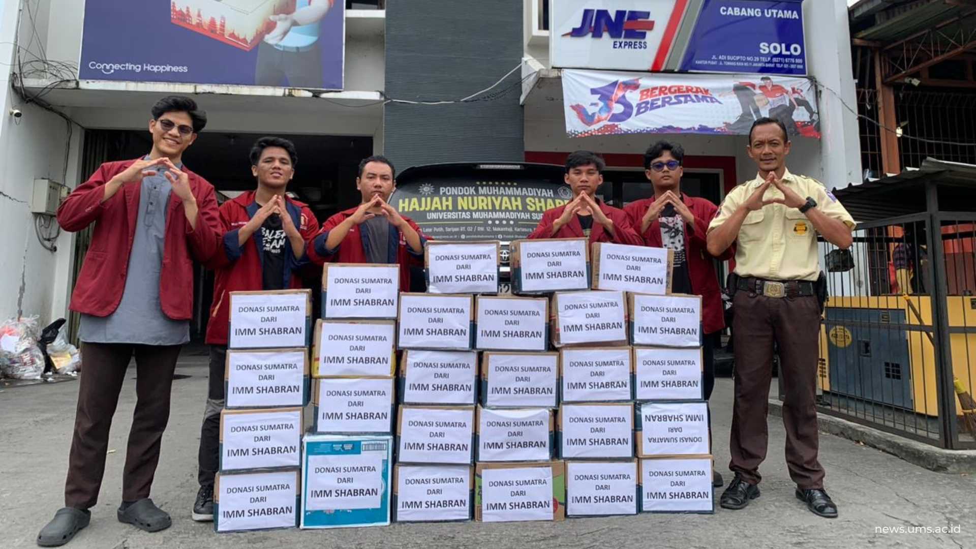 Penyerahan hasil galang dana PK IMM Shabran UMS ke pihak JNE untuk disalurkan ke korban bencana Sumatera