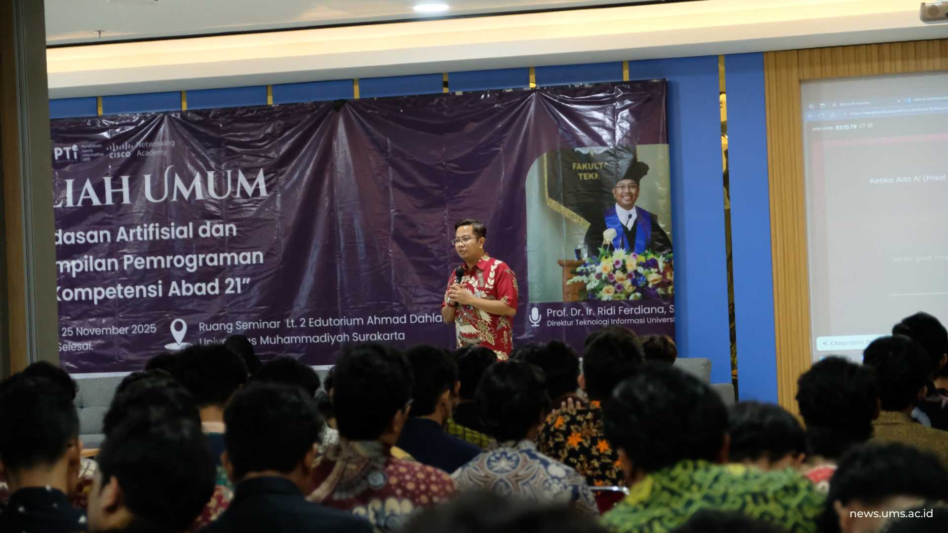 Prof. Dr. Ir. Redi ferdiana, S.T., M.T., IPM., sekalu narasumber memaparkan materi