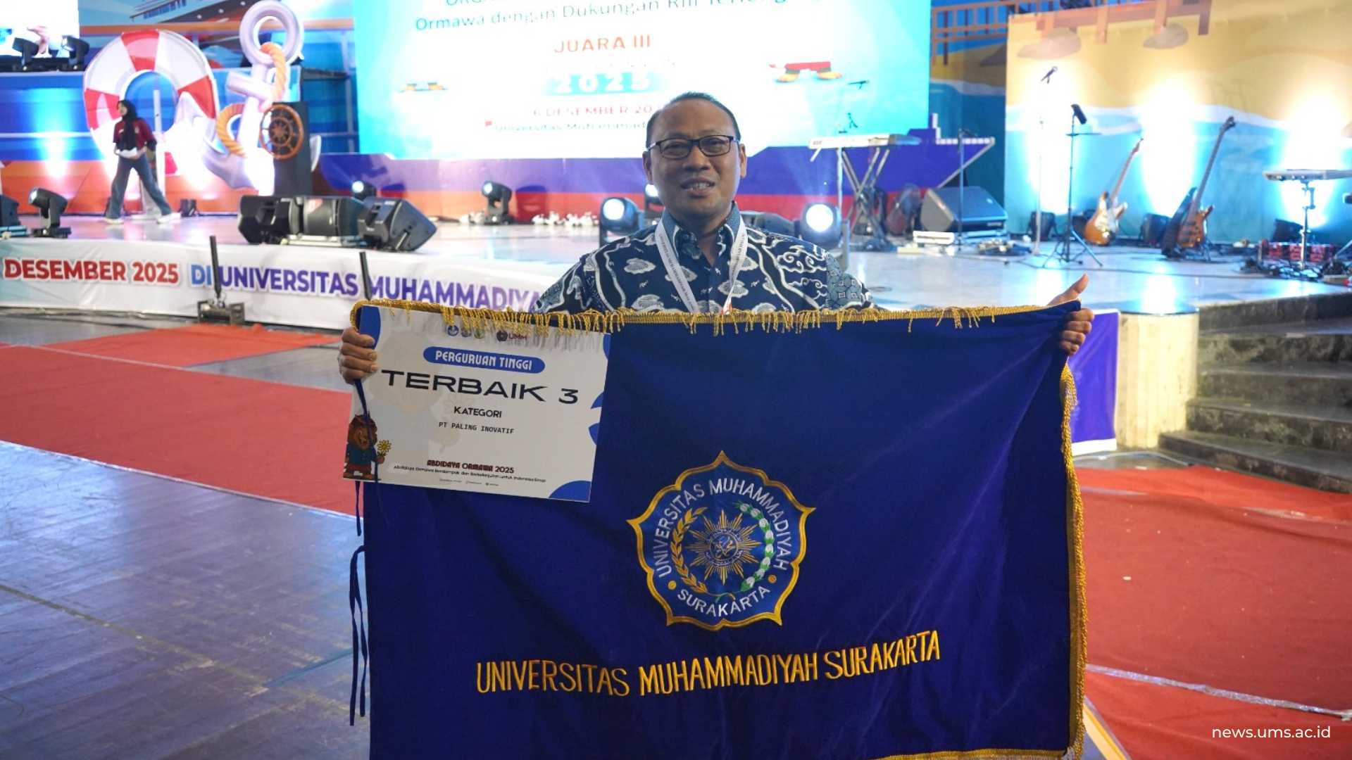 Wakil Rektor I UMS Prof. Ihwan Susila, Ph.D., membawa piagam penghargaan sebagai kampus paling inovatif