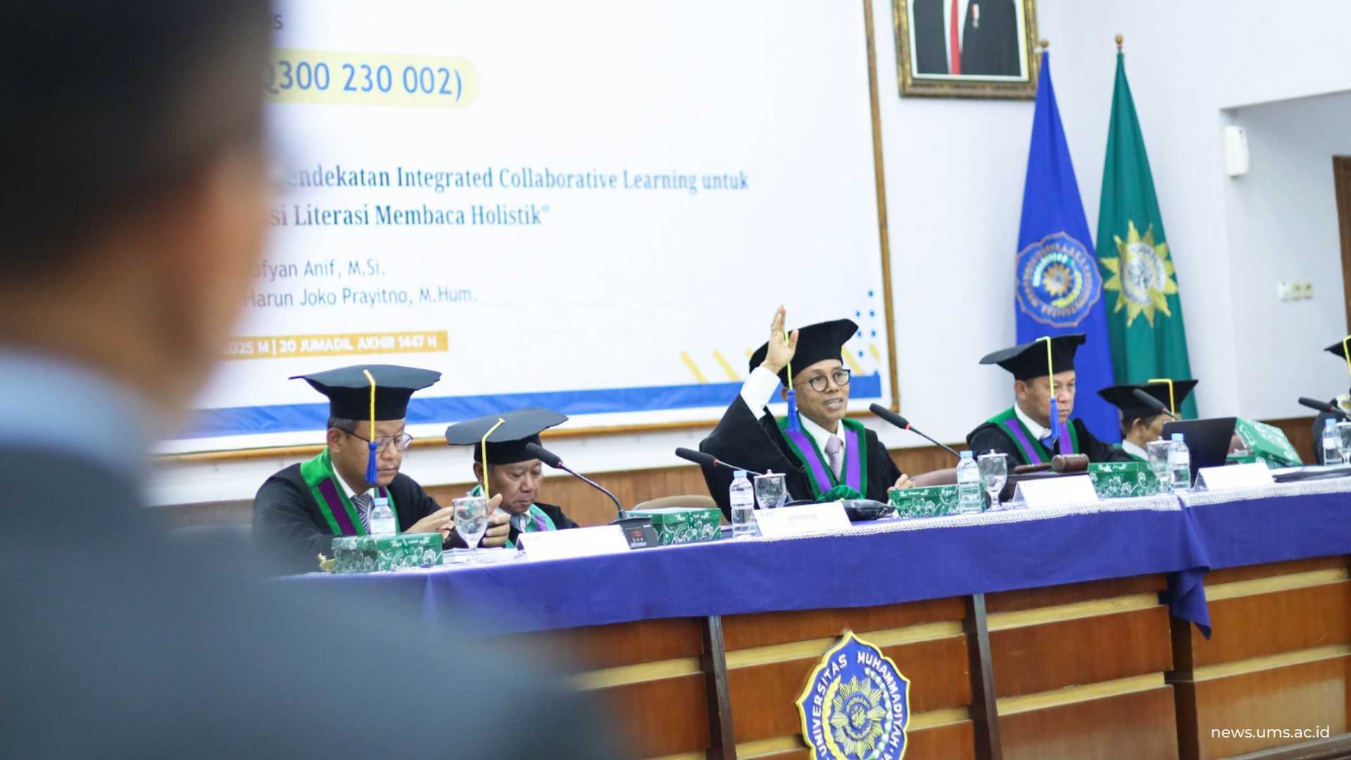 Co-promotor sekaligus tim penguji, Prof. Dr. Harun Joko Prayitno, M.Hum. memberikan apresiasi atas jawaban Husni Mubarok dalam menjawab pertanyaan para penguji. Humas UMS/Luqman Hakim