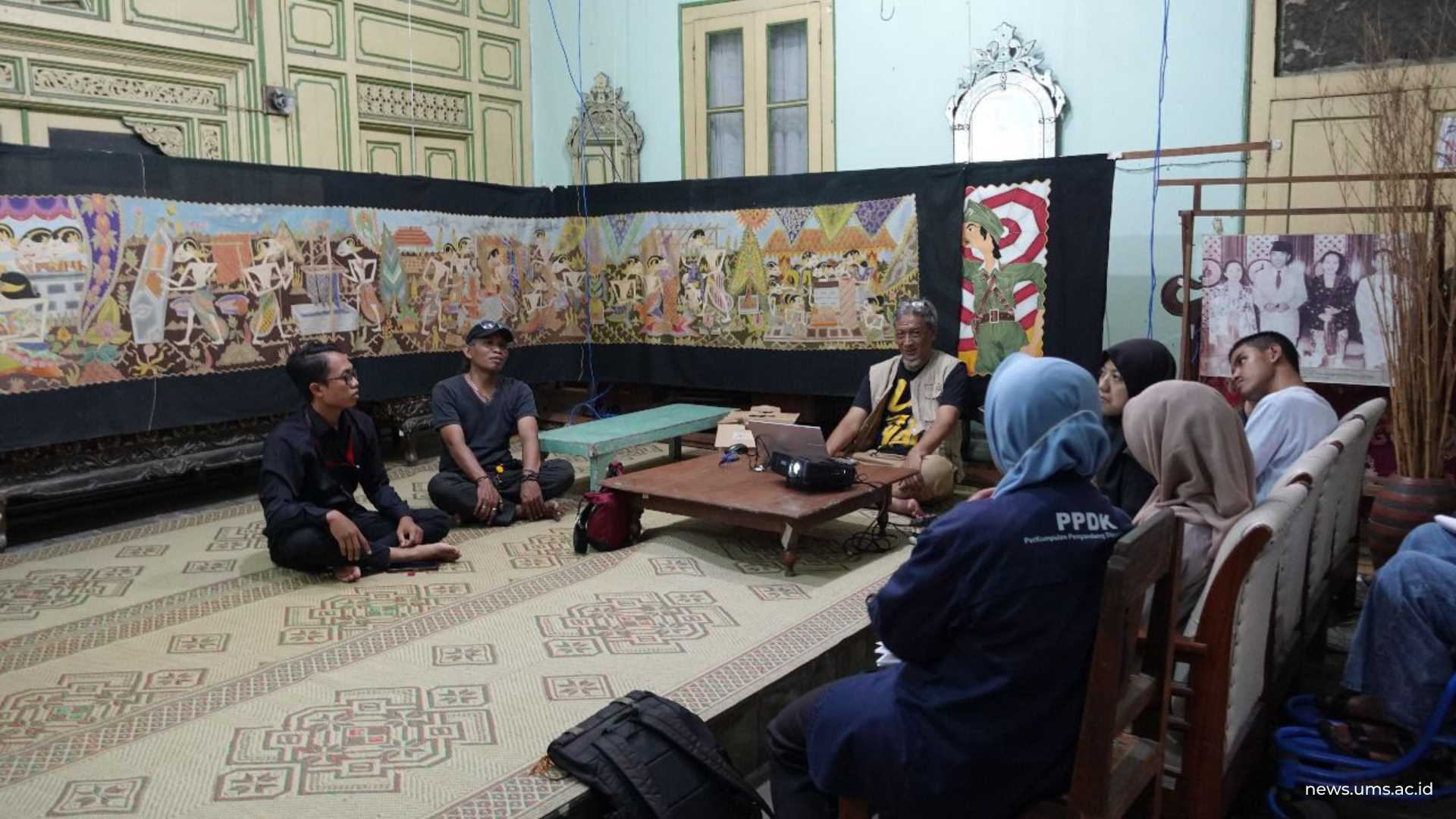 Materi diawali dengan paparan mengenai perkembangan batik, jenis motif, hingga eksplorasi desain kontemporer yang disampaikan oleh praktisi batik sekaligus pemilik Batik Mahkota Laweyan, Ir. Alpha Febela, M.T