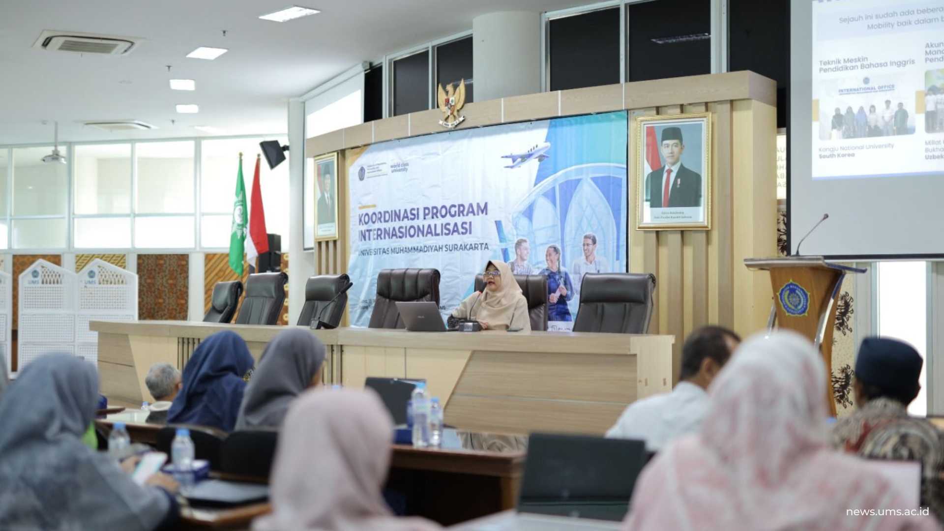 Kasubdit Pengembangan Kemitraan Akademik dan Mobilitas DRKUI UMS Hepy Adityarini, S.Pd., M.A., Ph.D. memaparkan materi STEP 2026. Humas UMS/Azhar Muzaqqi