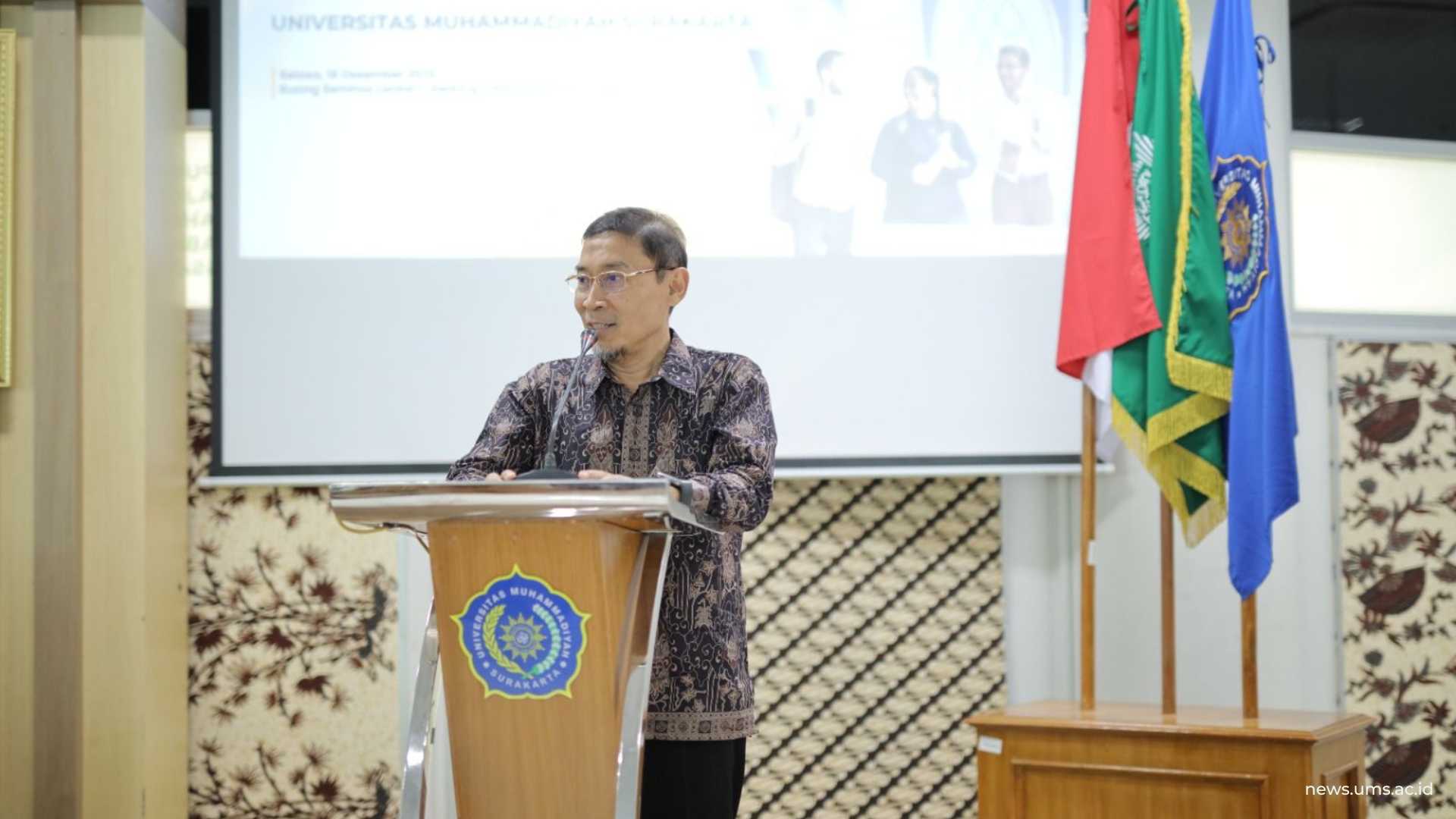 Wakil Rektor V Bidang Riset, Inovasi, Reputasi, Dampak, Kemitraan, dan Urusan Internasional UMS Prof. Supriyono, S.T., M.T., Ph.D. menyampaikan sambutan. Humas UMS/Azhar Muzaqqi