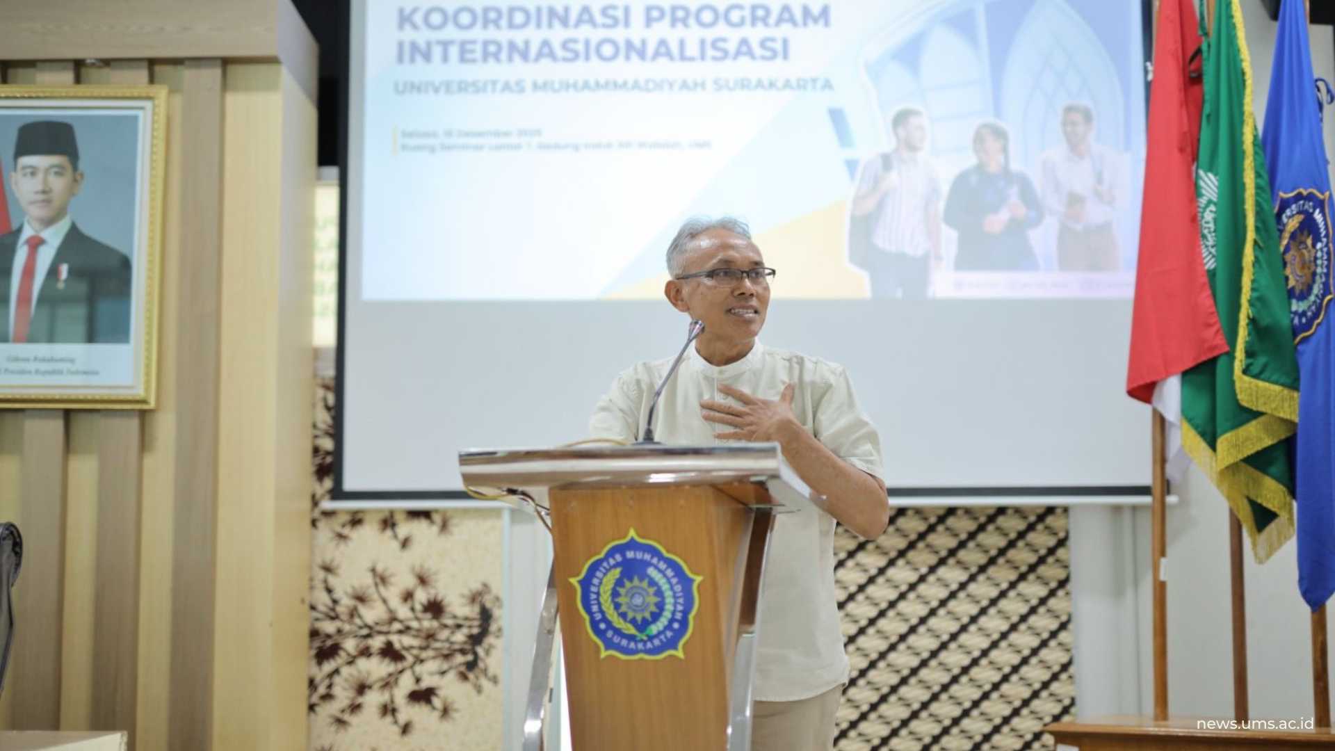 Rektor UMS Prof. Dr. Harun Joko Prayitno, M.Hum. mendorong dosen UMS untuk mengoptimalkan international research network. Humas UMS/Azhar Muzaqqi